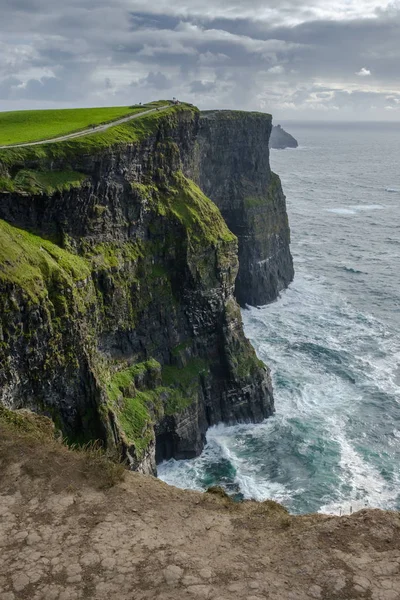 爱尔兰海上草崖的风景 — 图库照片