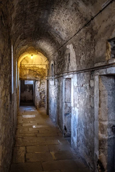 Estrecho Paso Del Museo Subterráneo Casco Antiguo Ciudad Iland — Foto de Stock