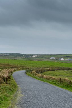 Dağlardaki yol manzarası.