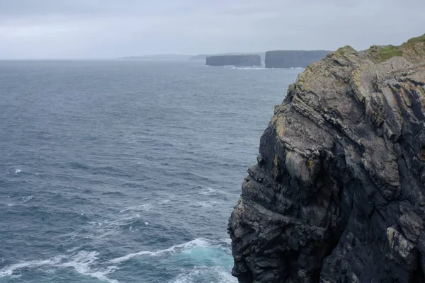 アイルランド ヨーロッパの風光明媚な岩の海沿岸で嵐の天気 — ストック写真