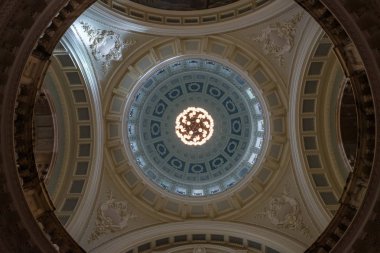 İrlanda 'daki katedralin içinde.