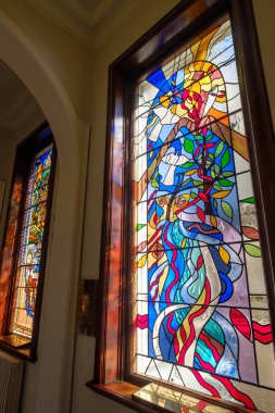 Haçlı vitraylı pencere