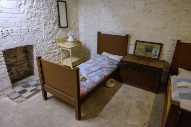 Bir otel odasının içinde.