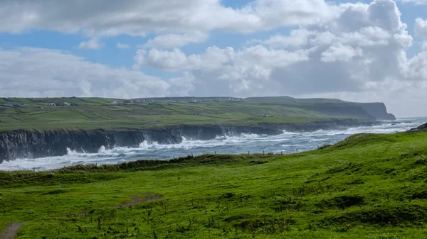 アイルランド ヨーロッパの風光明媚な岩の海沿岸 — ストック写真