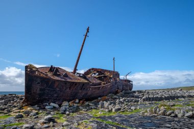 Paslı batık üzerinde doğal sahil, Aran Islands, Galway bay, İngiltere