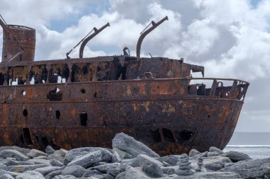 Aran adalarının kıyısında paslı bir gemi enkazı, Galway Körfezi, İrlanda