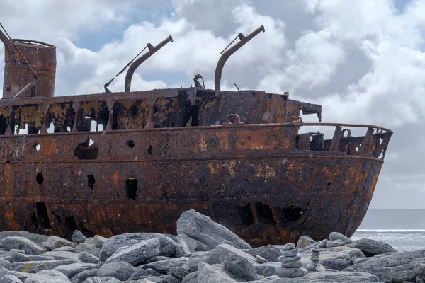 Aran adalarının kıyısında paslı bir gemi enkazı, Galway Körfezi, İrlanda