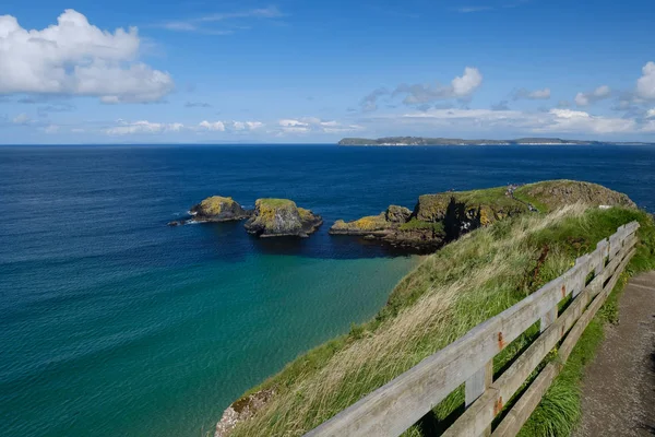 Valla Madera Pintoresca Costa Del Mar Rocoso Irlanda Europa —  Fotos de Stock