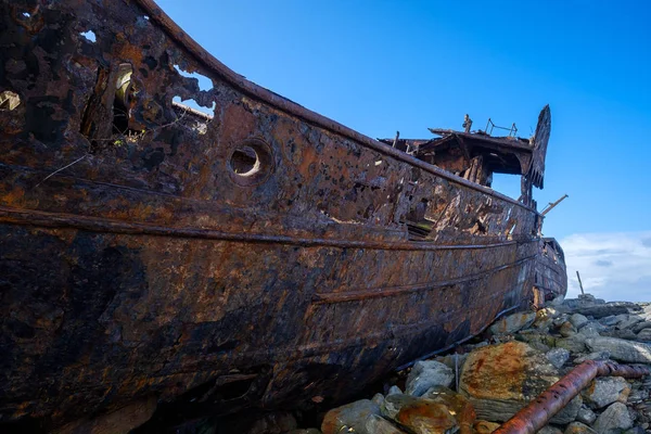 Ναυάγιο Rusty Στην Ακτή Των Νησιών Aran Galway Bay Ιρλανδία — Φωτογραφία Αρχείου