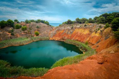 Matera, Basilicata, İtalya'nın kırsal gölde kumtaşı 