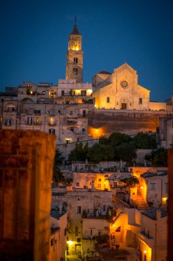 Işıklı cityscape Antik şehir Matera of gece bölgesinde Basilicata, İtalya 