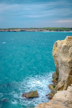 Matera, Basilicata, İtalya'nın kırsal suda uçurumdan ile kıyı sahne 
