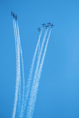 Bellaria - Igea Marina, Rimini, İtalya - 4 Haziran 2017: İtalyan Hava Kuvvetleri jetleri çalışırken Frecce Tricolori gökyüzü göstermek hava.