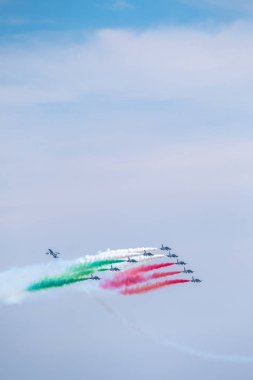 Bellaria - Igea Marina, Rimini, İtalya - 4 Haziran 2017: Frecce Tricolori hava gösterisi sırasında gökyüzünde renkli duman izini göstererek İtalyan Hava Kuvvetleri jetleri.