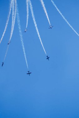 Bellaria - Igea Marina, Rimini, İtalya - 4 Haziran 2017: İtalyan Hava Kuvvetleri jetleri çalışırken Frecce Tricolori gökyüzü göstermek hava.