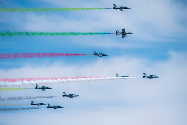贝拉里亚 伊盖亚码头 里米尼 意大利 2017年6月4日 意大利空军飞机显示五颜六色的烟雾线索在天空中 而弗里克斯特里科洛里航空展 — 图库照片