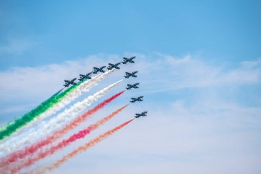 Bellaria - Igea Marina, Rimini, İtalya - 4 Haziran 2017: Frecce Tricolori hava gösterisi sırasında gökyüzünde renkli duman izini göstererek İtalyan Hava Kuvvetleri jetleri.