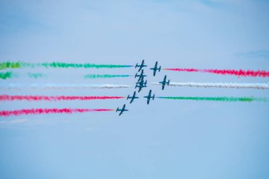 Bellaria - Igea Marina, Rimini, İtalya - 4 Haziran 2017: Frecce Tricolori hava gösterisi sırasında gökyüzünde renkli duman izini göstererek İtalyan Hava Kuvvetleri jetleri.