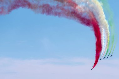 Bellaria - Igea Marina, Rimini, İtalya - 4 Haziran 2017: Frecce Tricolori hava gösterisi sırasında gökyüzünde renkli duman izini göstererek İtalyan Hava Kuvvetleri jetleri.