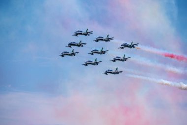 Bellaria - Igea Marina, Rimini, İtalya - 4 Haziran 2017: İtalyan Hava Kuvvetleri jetleri çalışırken Frecce Tricolori gökyüzü göstermek hava.