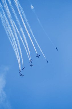 Bellaria - Igea Marina, Rimini, İtalya - 4 Haziran 2017: İtalyan Hava Kuvvetleri jetleri çalışırken Frecce Tricolori gökyüzü göstermek hava.