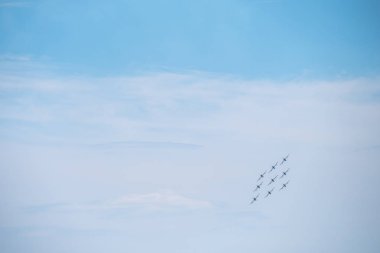 Bellaria - Igea Marina, Rimini, İtalya - 4 Haziran 2017: İtalyan Hava Kuvvetleri jetleri çalışırken Frecce Tricolori gökyüzü göstermek hava.