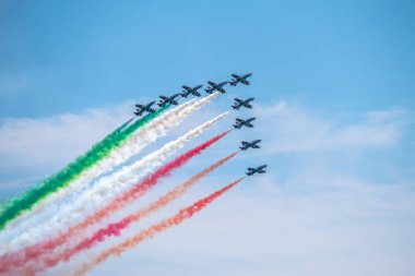 Bellaria - Igea Marina, Rimini, İtalya - 4 Haziran 2017: Frecce Tricolori hava gösterisi sırasında gökyüzünde renkli duman izini göstererek İtalyan Hava Kuvvetleri jetleri.