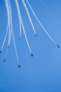 Bellaria - Igea Marina, Rimini, İtalya - 4 Haziran 2017: İtalyan Hava Kuvvetleri jetleri çalışırken Frecce Tricolori gökyüzü göstermek hava.