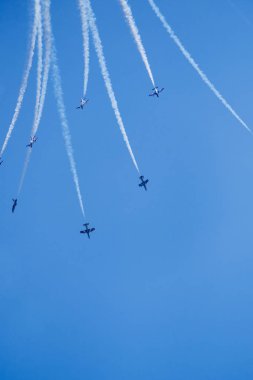 Bellaria - Igea Marina, Rimini, İtalya - 4 Haziran 2017: İtalyan Hava Kuvvetleri jetleri çalışırken Frecce Tricolori gökyüzü göstermek hava.