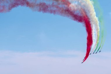Bellaria - Igea Marina, Rimini, İtalya - 4 Haziran 2017: Frecce Tricolori hava gösterisi sırasında gökyüzünde renkli duman izini göstererek İtalyan Hava Kuvvetleri jetleri.