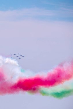 Bellaria - Igea Marina, Rimini, İtalya - 4 Haziran 2017: İtalyan Hava Kuvvetleri jetleri çalışırken Frecce Tricolori gökyüzü göstermek hava.
