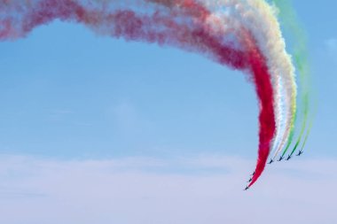 Bellaria - Igea Marina, Rimini, İtalya - 4 Haziran 2017: Frecce Tricolori hava gösterisi sırasında gökyüzünde renkli duman izini göstererek İtalyan Hava Kuvvetleri jetleri.