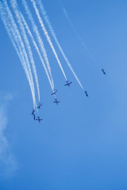 Bellaria - Igea Marina, Rimini, İtalya - 4 Haziran 2017: İtalyan Hava Kuvvetleri jetleri çalışırken Frecce Tricolori gökyüzü göstermek hava.
