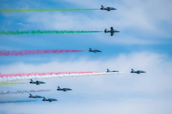 贝拉里亚 伊盖亚码头 意大利里米尼 2017年6月4日 意大利空军在天空中的飞机 Frecce Tricolori 航空展 — 图库照片