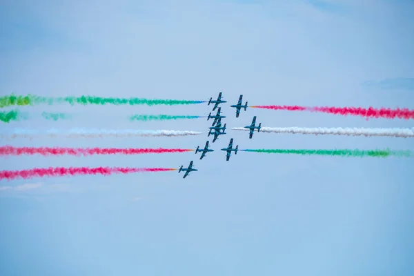 Bellaria - Igea Marina, Rimini, İtalya - 4 Haziran 2017: Frecce Tricolori hava gösterisi sırasında gökyüzünde renkli duman izini göstererek İtalyan Hava Kuvvetleri jetleri.