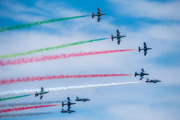 贝拉里亚 伊盖亚码头 意大利里米尼 2017年6月4日 意大利空军在天空中的飞机 Frecce Tricolori 航空展 — 图库照片