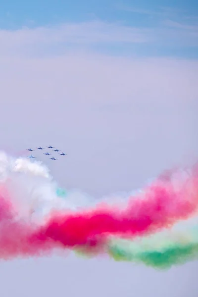 Bellaria - Igea Marina, Rimini, İtalya - 4 Haziran 2017: İtalyan Hava Kuvvetleri jetleri çalışırken Frecce Tricolori gökyüzü göstermek hava.
