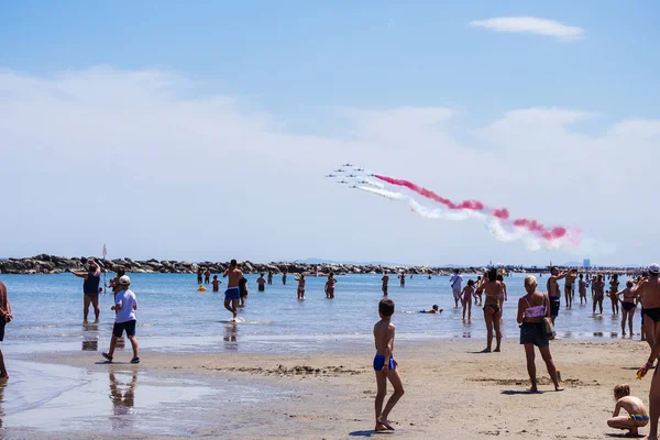 Bellaria - Igea Marina, Rimini, İtalya - 4 Haziran 2017: Plaj gökyüzü Frecce Tricolori ise İtalyan Hava Kuvvetleri jetleri izlerken turistlere gösteri hava.