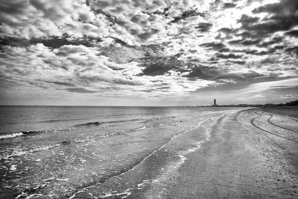 Uitzicht Het Strand Met Zee Lucht Saline Italië — Stockfoto