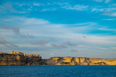 Malta 'daki ünlü Gozo uçurumlarının manzarası