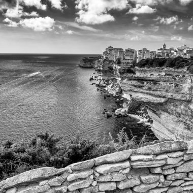 Deniz manzarası ve siyah-beyaz uçurumlar.