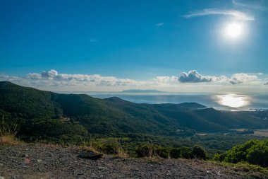 Mavi gökyüzü ve bulutlu dağ manzarası