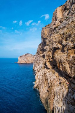 Mavi gökyüzündeki deniz manzarası