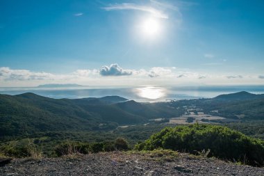 Mavi gökyüzü ve bulutlu dağ manzarası