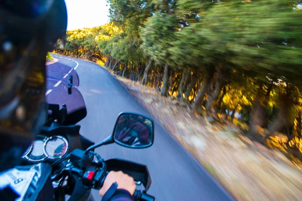 Auto Fährt Auf Der Straße — Stockfoto