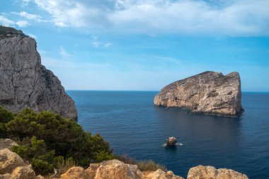 Kayalar ve uçurumlarla dolu güzel bir deniz manzarası.