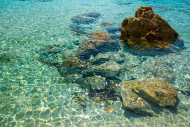 Akdeniz kıyısının tepesinden deniz manzarası