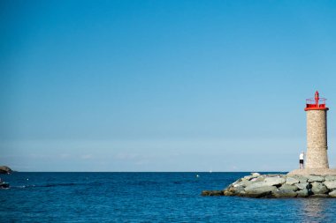 Akdeniz kıyısındaki deniz feneri. Tuzlu, İtalya.
