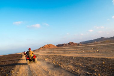 Çölde bir araca binen adam