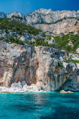 Korsika tatil beldesinde kıyı kayalıkkayalıklar, Fransa